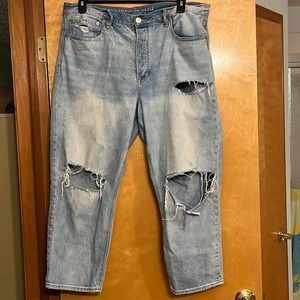 American Eagle light washed mom jeans. Size 16, loose fitting.